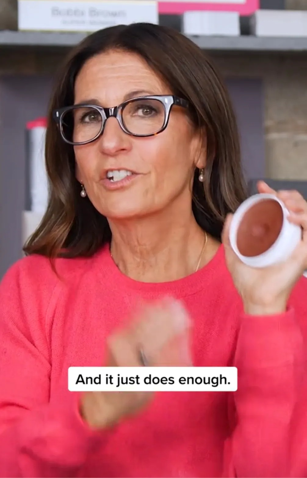 Bobbi a déclaré que le baume miracle pouvait être appliqué sur les lèvres, les joues ou sur le cou.