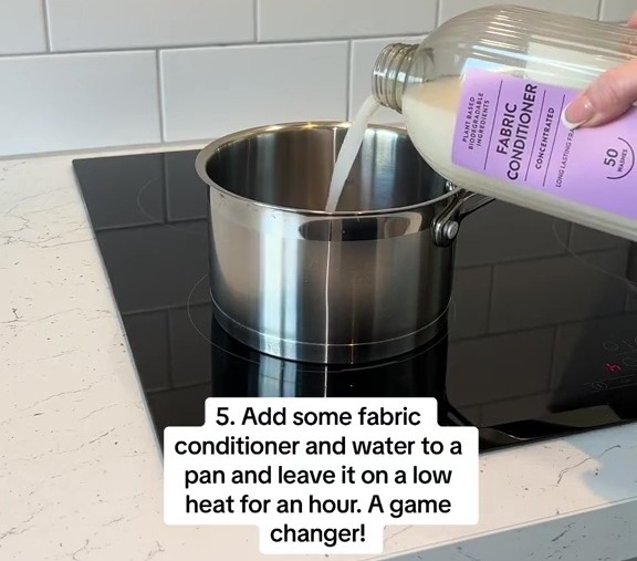 En plus de mettre l'assouplissant dans une casserole avec de l'eau et de laisser sur feu doux