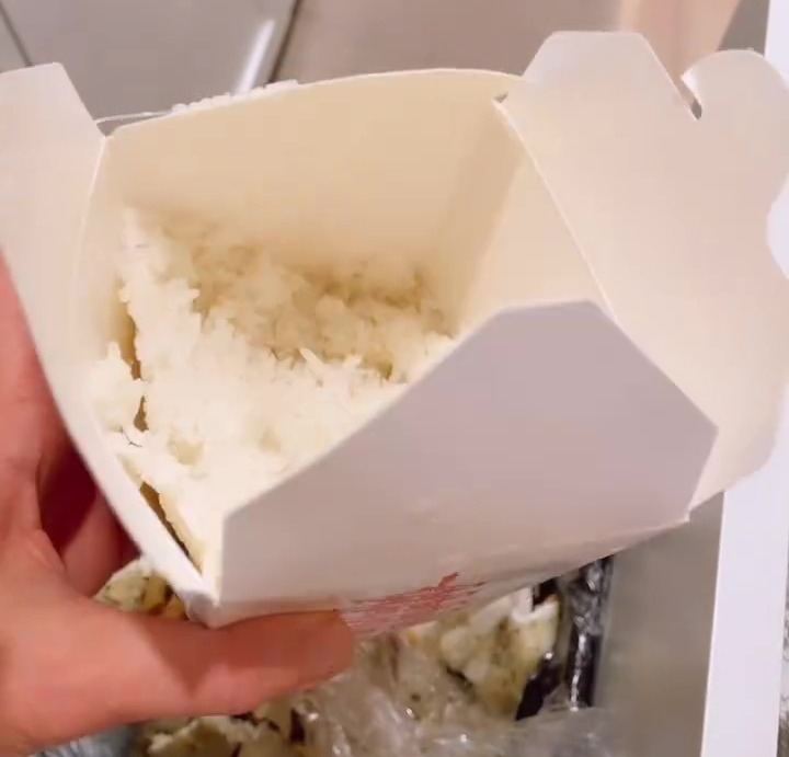 Elle a insisté sur le fait qu'il était préférable de jeter le riz au lieu de risquer votre santé.