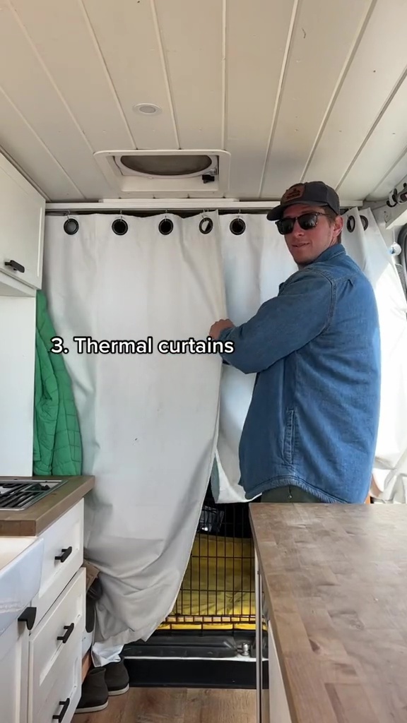 Ils ne jurent que par les rideaux thermiques pour garder la chaleur