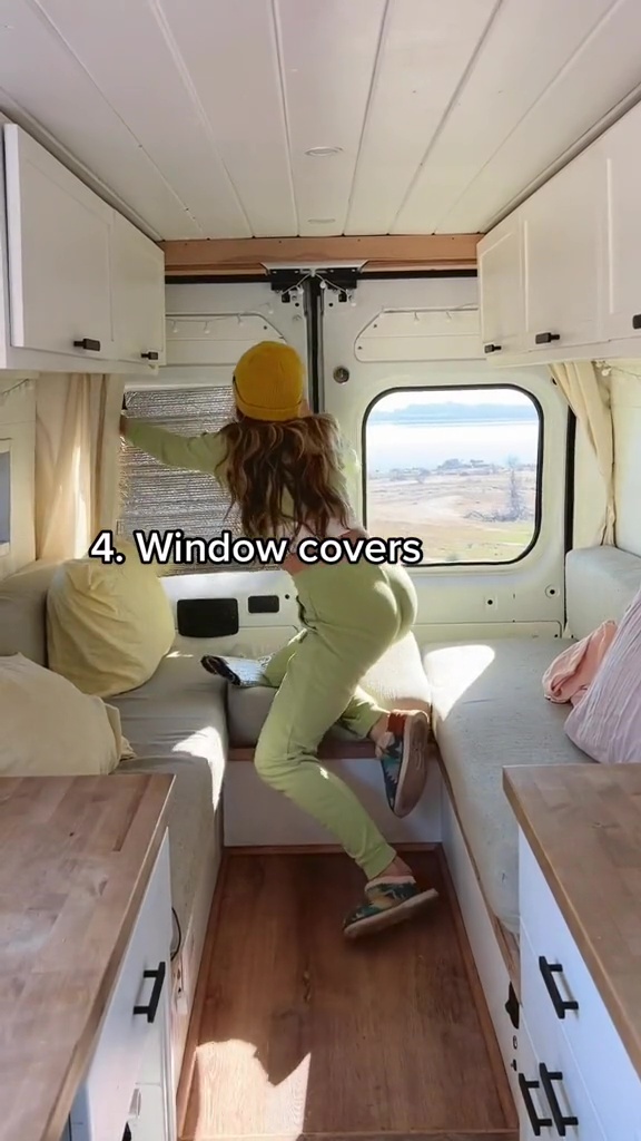 Ils couvrent également leurs fenêtres pour garantir que la chaleur reste dans la camionnette.