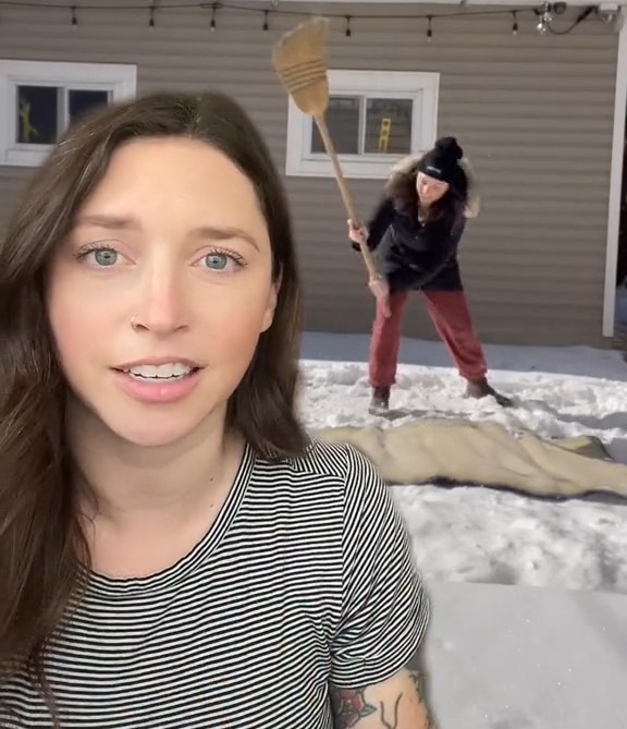 Elle bat les tapis dans la neige pour se débarrasser des mauvaises odeurs